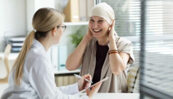 mulher-com-cancer-de-pele-conversando-com-o-medico (1)